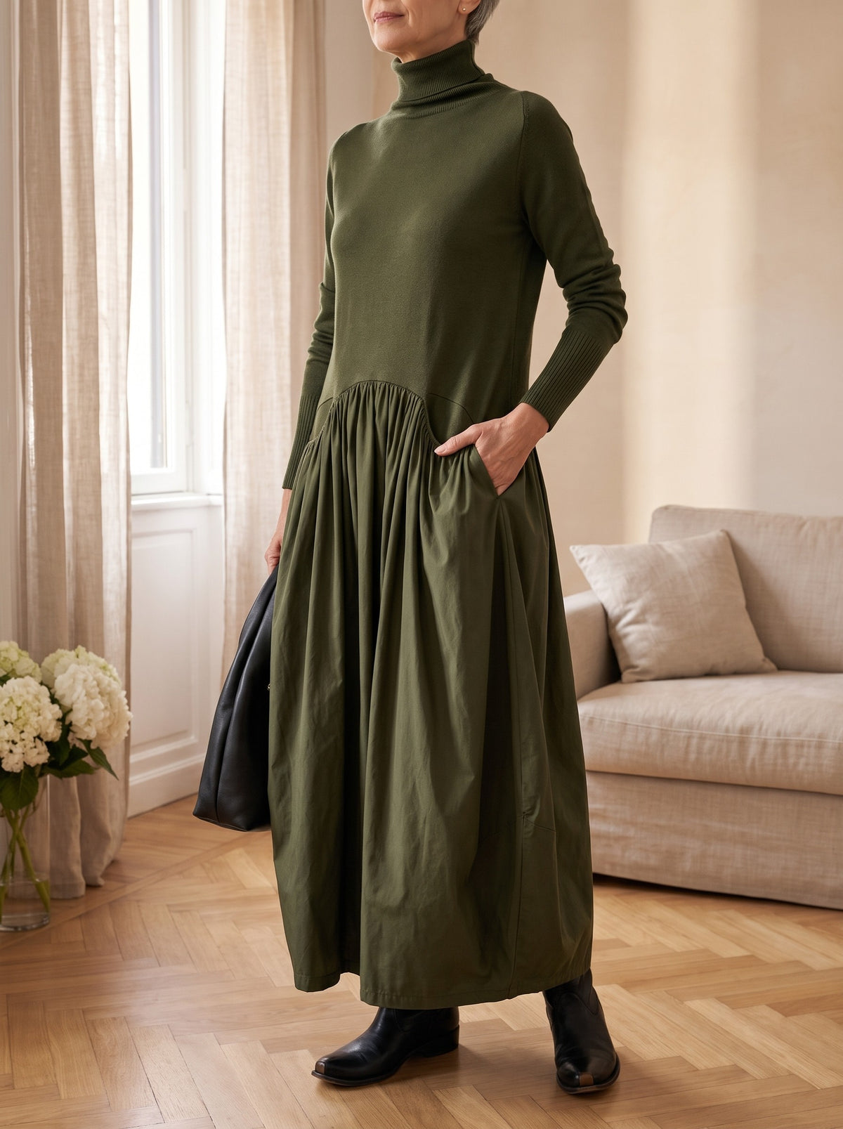 Allegra, abito lungo verde con collo alto indossato