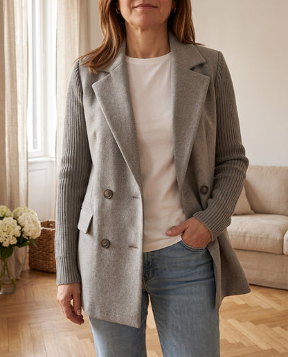 Lavinia, blazer grigio con maniche in maglia
