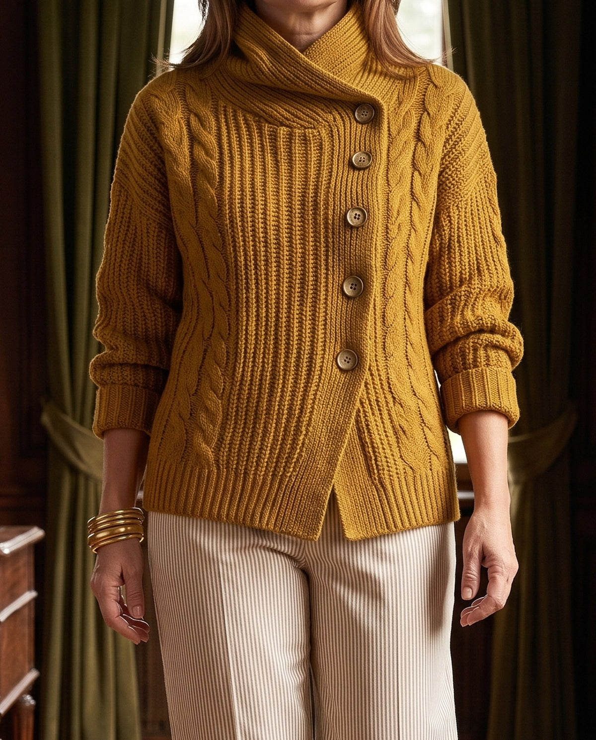 Leonora, cardigan a trecce senape con chiusura asimmetrica