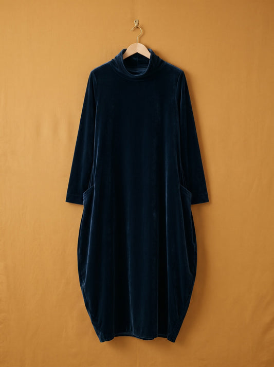 Lorella, abito maxi in velluto blu su gruccia