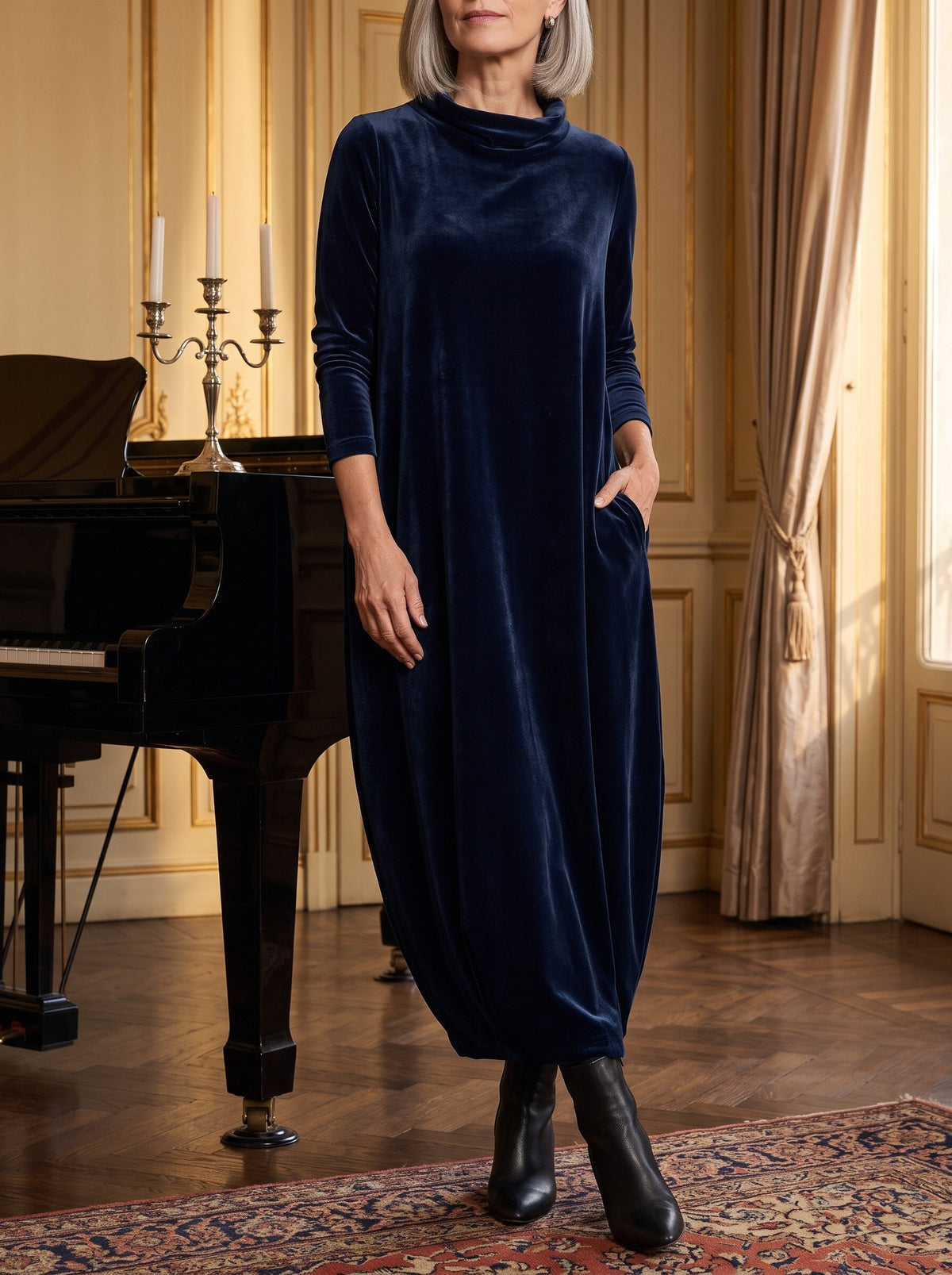Lorella, abito maxi in velluto blu indossato