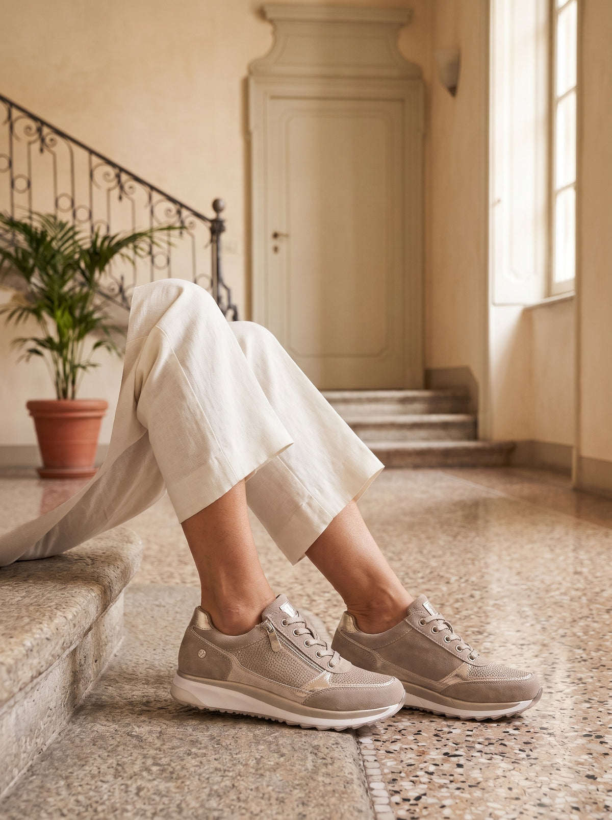 Orsola, sneakers comfort beige indossate