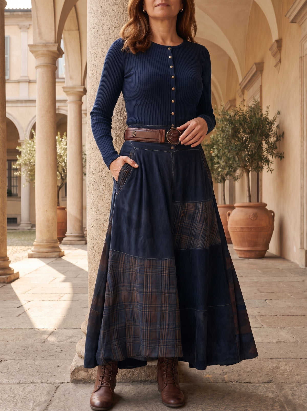 Rebecca, abito maxi blu navy con cintura indossato