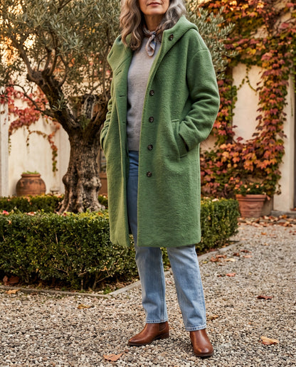 Rosanna, cappotto verde in giardino