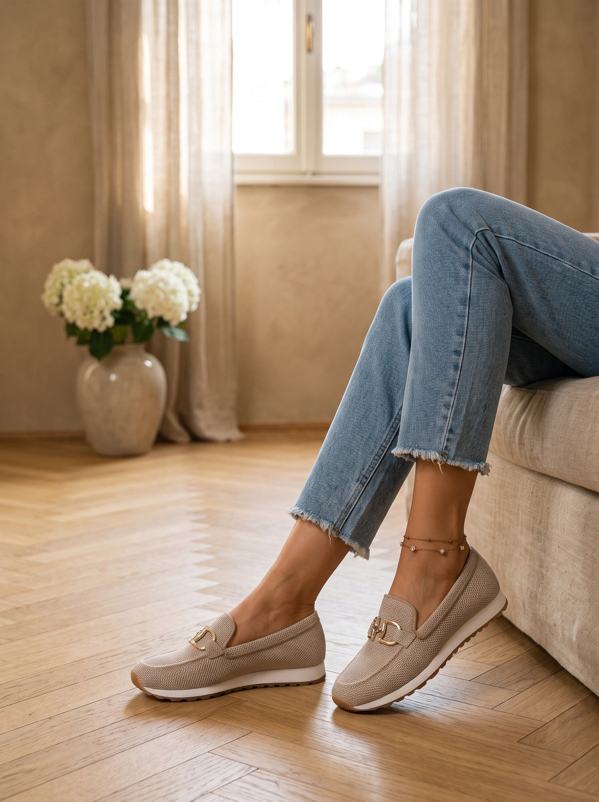 Silvia, mocassini in maglia beige indossate
