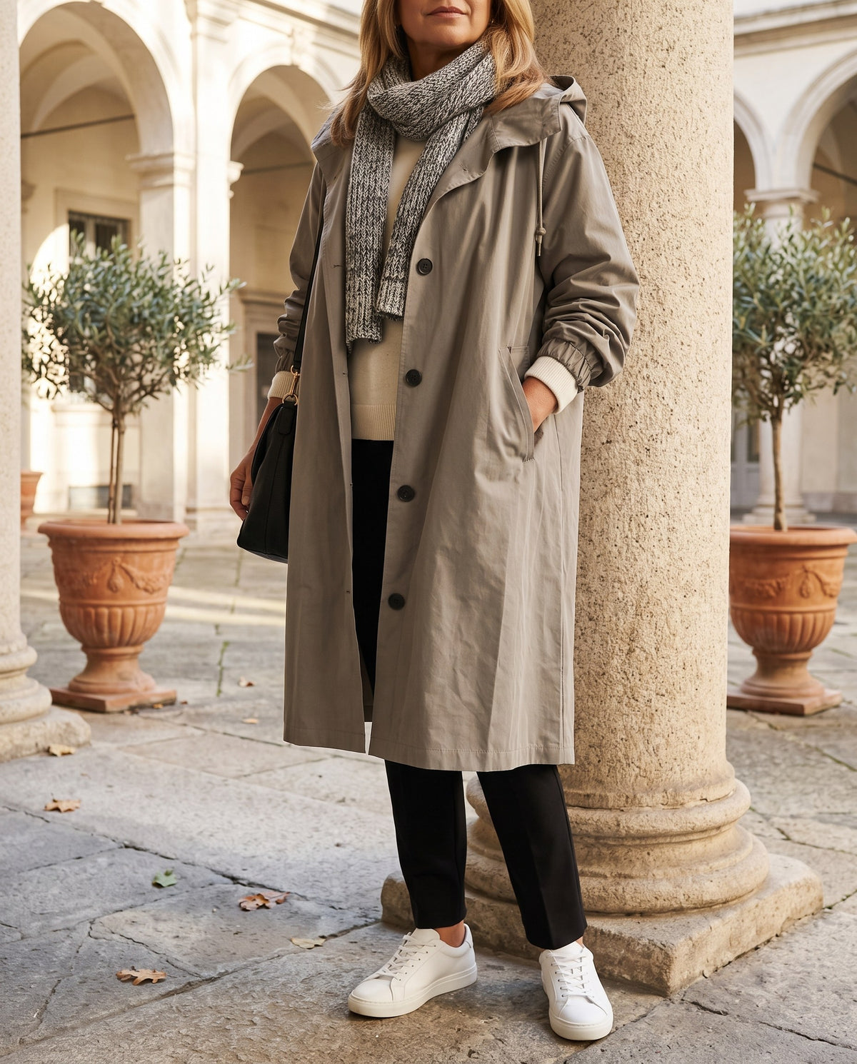 Tiziana, cappotto oversize nella loggia
