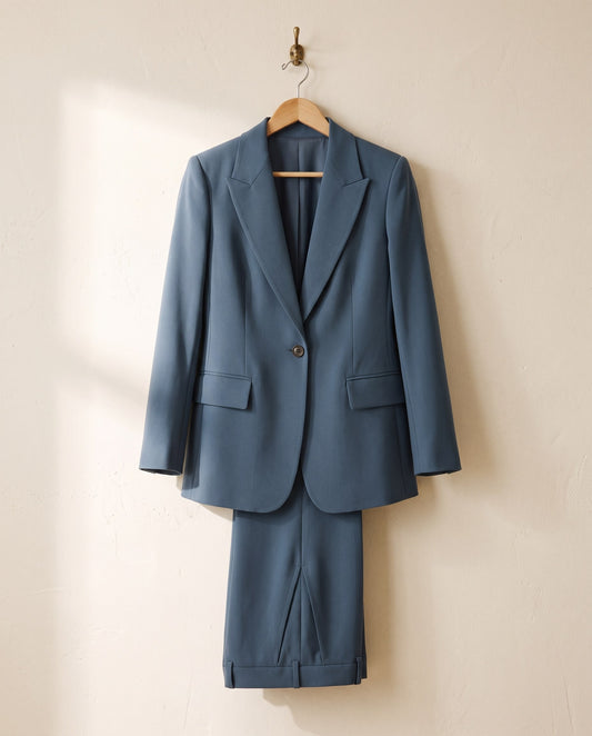 Viviana, tailleur blu su gruccia